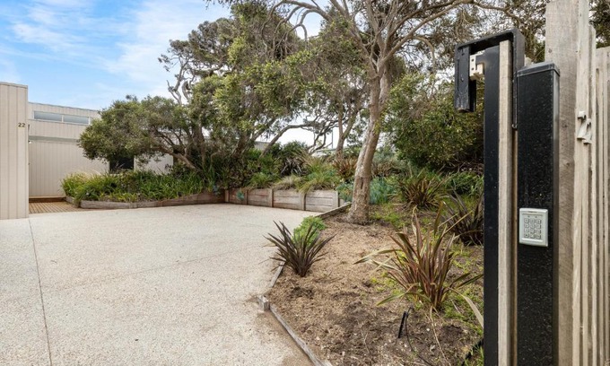 Sorrento House | SeaSide Serenity: tennis court & back beach