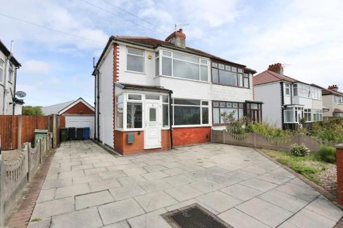 Thornton-Cleveleys House | Seaside Stroll Retreat With Free Parking