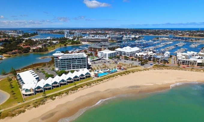 Mandurah House | Seaside Villa 10.1