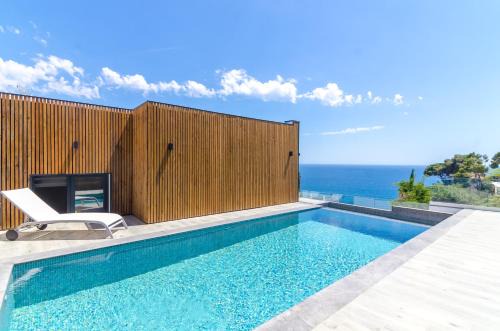 Lloret de Mar Villa | Seaside villa in Lloret de Mar with garden and pool view