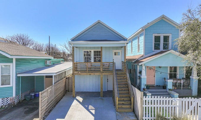 San Jacinto House | Seaside Villa-Walk to beach! nClose to attractions!