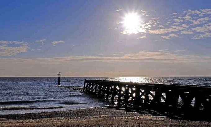 Felixstowe Cabin | SeasideEscape-6 Guests-IndoorPool-Garden-Bbq-Beach