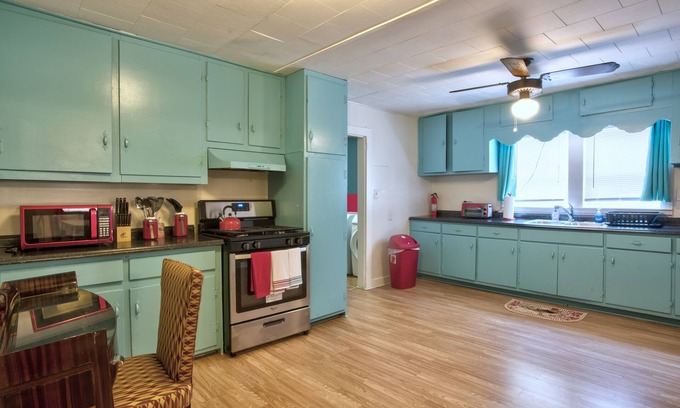 Lithonia House | SEASON DISCOUNT - RENOVATED in Lithonia, sleeps 7, plenty parking