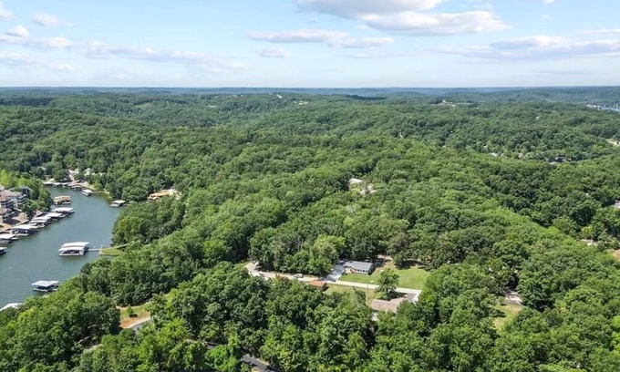 Camdenton House | seasonal lake view it is conveniently located close to Camdenton and surrounding