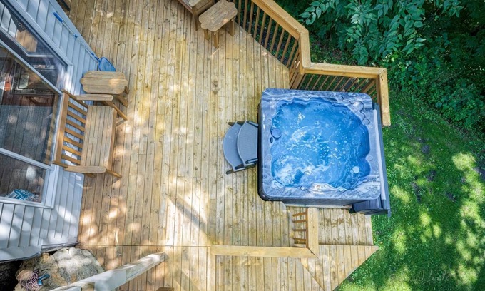 The Galena Territory House | Seasonal Lake Views/HotTub/Movie Room! Cozy! Forest Vibes! Sunroom, Decks, Grill