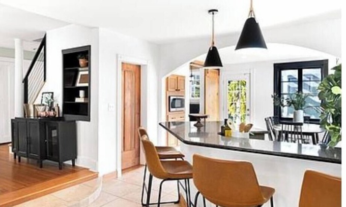 Skaneateles House | Seasonally Bustling house in the village of Skaneateles next to the lake