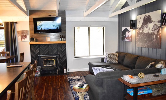Mammoth Lakes Condo | Seasons 4 164 is a newly remodeled corner condo close to Village, Canyon Lodge and Lakes
