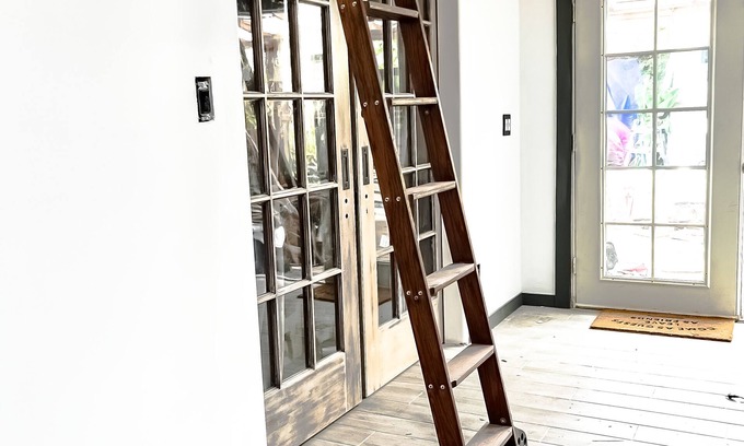 Mann House | Seattle Luxury 2BR House with Off-Street Parking