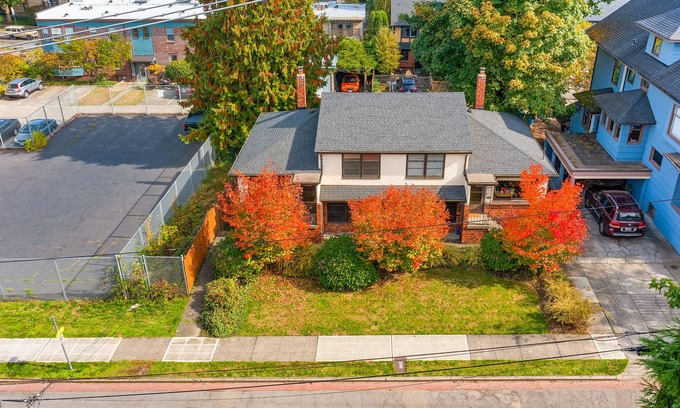 East Queen Anne Apartment | Seattle's Apricot Crown - 87 Walkscore
