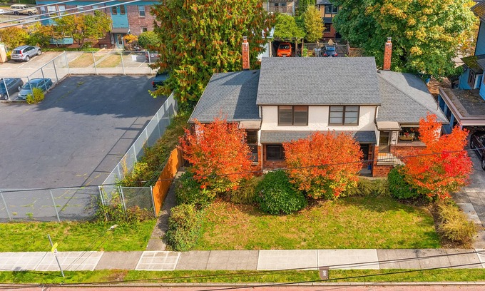 East Queen Anne Apartment | Seattle's Peach Crow 87 Walkscore