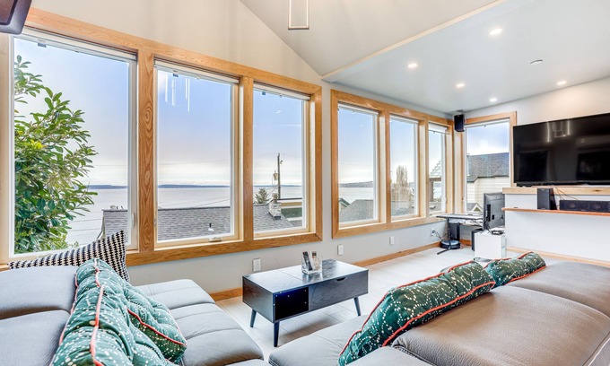 North Admiral House | Seattle Sanctuary w/Sweeping Views, Walk to Beach
