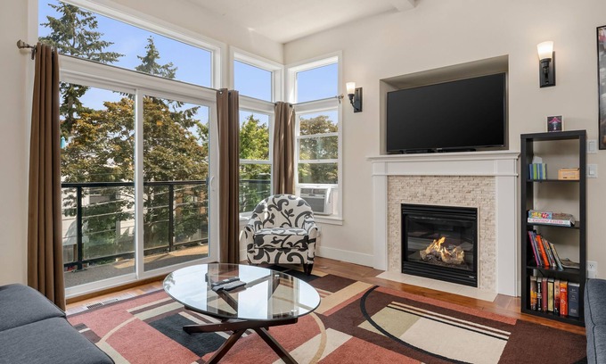 Mann House | Seattle Vacation Home: Bravo House - Luxury 3 bed/2.5bath, great location