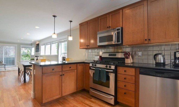 Mann House | Seattle Vacation Home: Off The Wall