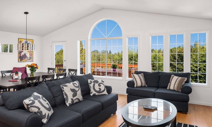 Mann House | Seattle Vacation Home: The Big Top - Modern 5 bedroom, gameroom, sleeps 20