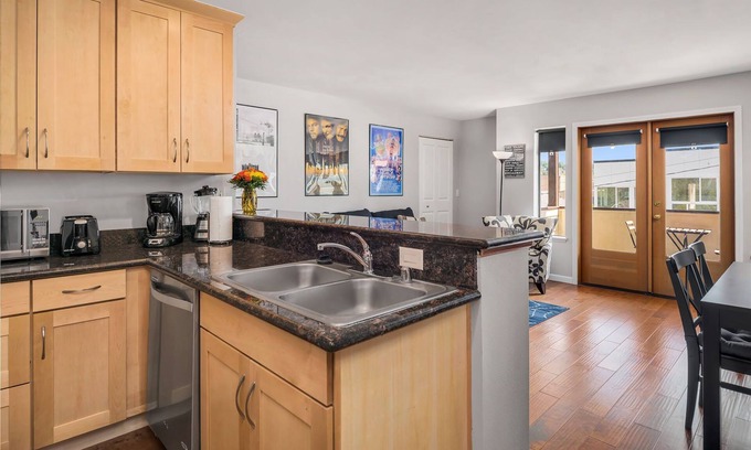 Mann Apartment | Seattle Vacation Home: Thomas Lodge "New York" - Bright & Comfy 2 Bed/2 Bath