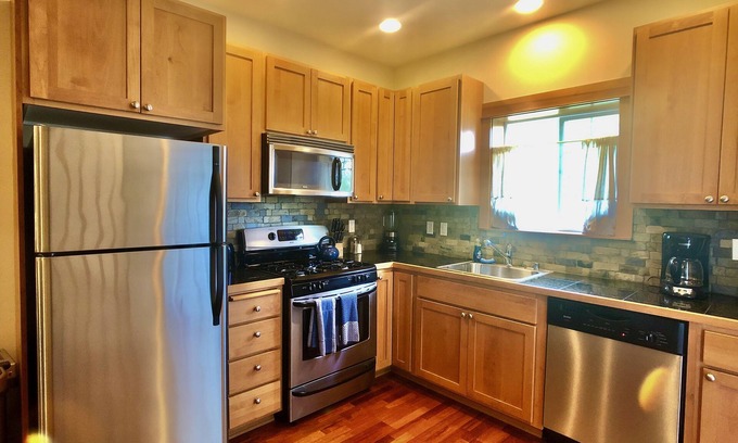 Mann House | Seattle Vacation Home: The Market - Modern 2 bed craftsman, great location
