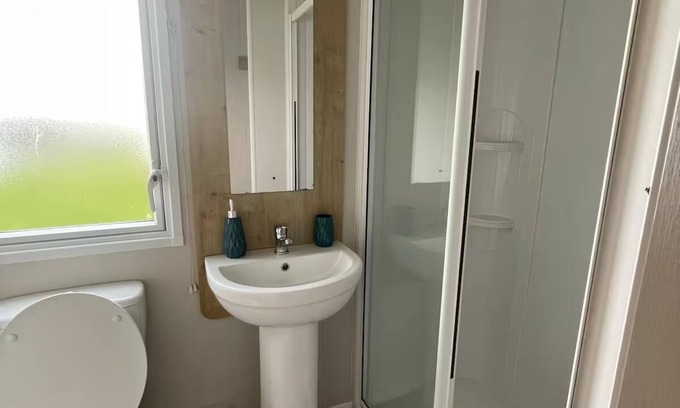 Heysham House | Seaview Caravan – 1 Min Walk to Beach, Peaceful Stay with Sunset Deck