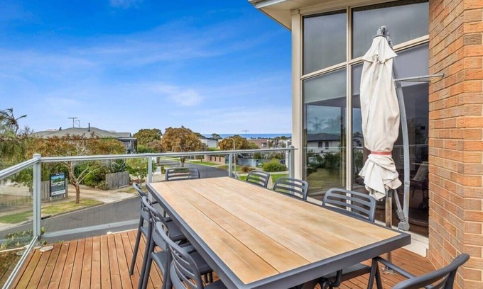 Torquay House | Seaview Haven: Pet Friendly near Fisherman’s Beach