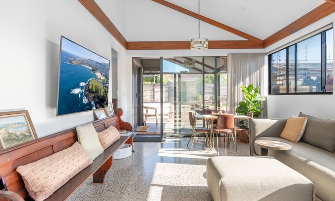 Kiama House | Seaview Lane Hideaway ~ Captivating coastal escape by the sea