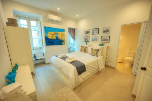 Sliema House | Seaview Sliema 30 seconds to High Street & Ferry, 2x Double En-suite Bedrooms, Modern Whole Traditional Townhouse, Kitchen, Living Area, & Roof Terrace
