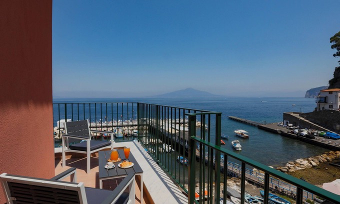 Sorrento Historic Centre Apartment | SeaView Sorrento Apartment by the sea with terrace