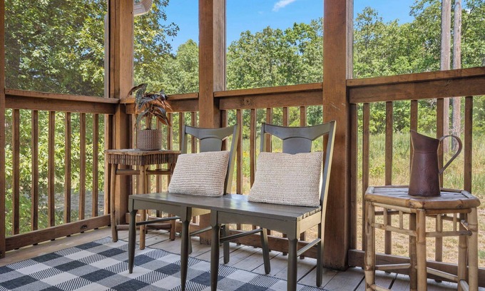 Reeds Spring Cabin | Secluded 1 BDR Cabin in Gated Community – 10 Min to Silver Dollar City!