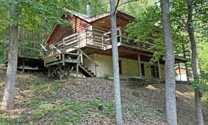 Laurelville Cabin | Secluded 100 Acre Retreat Cabin - Hot Tub - WiFi - Garage
