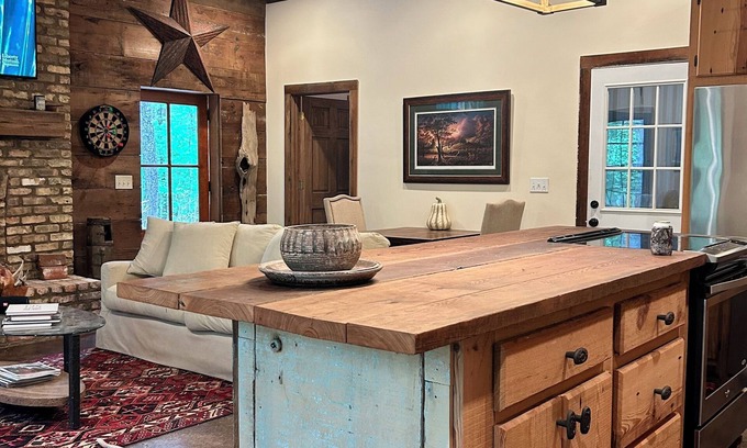 Oxford Cabin | Secluded 2 Bedroom Cabin 12 miles from the Square and Ole Miss Campus