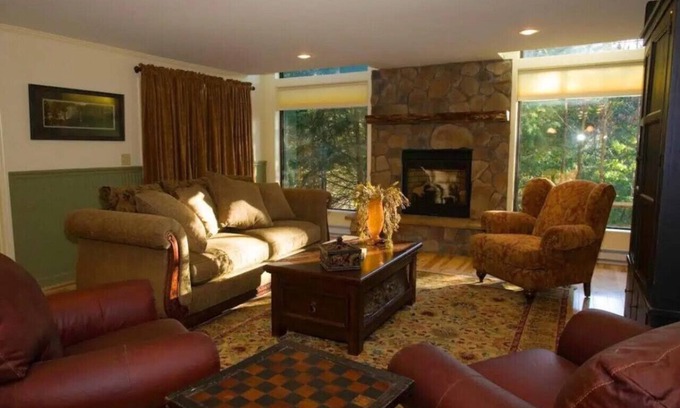 Chestertown House | Secluded and Cozy Townhome near Tripp Lake