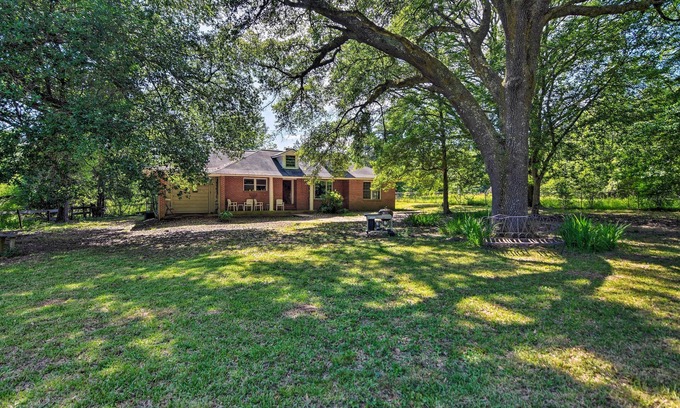 Clinton House | Secluded Baton Rouge Area Hideaway w/Lawn!