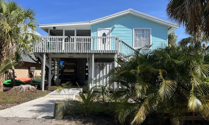 Placida Cottage | Secluded Beach House, steps to Sandy Beach on LGI with a shared dock!ποΈπ£