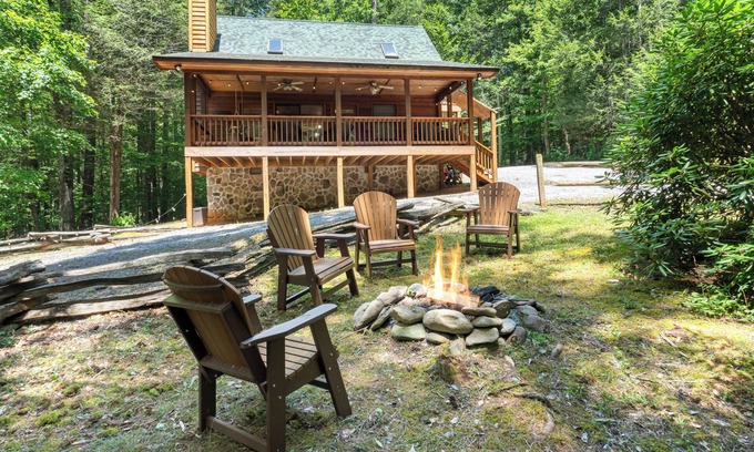 Townsend Cabin | SECLUDED♤Bonfire pit♤2 bdrm/2bath♤Pet friendly