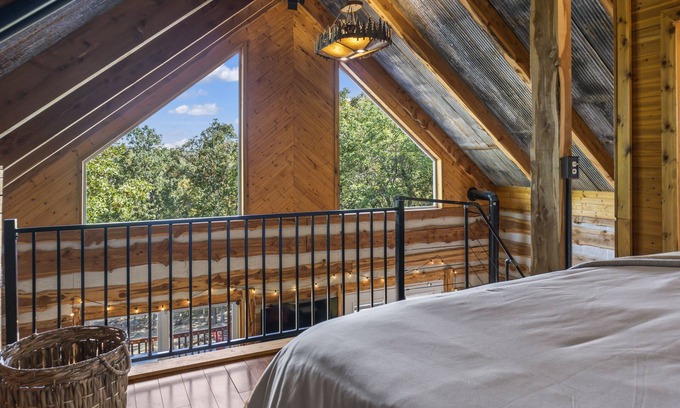 Muskogee Cabin | Secluded cabin getaway on 40 wooded acres! - 45 mins from South Tulsa