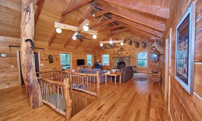 New Plymouth Cabin | Secluded Cabin in Hocking Hills on 97 acres
