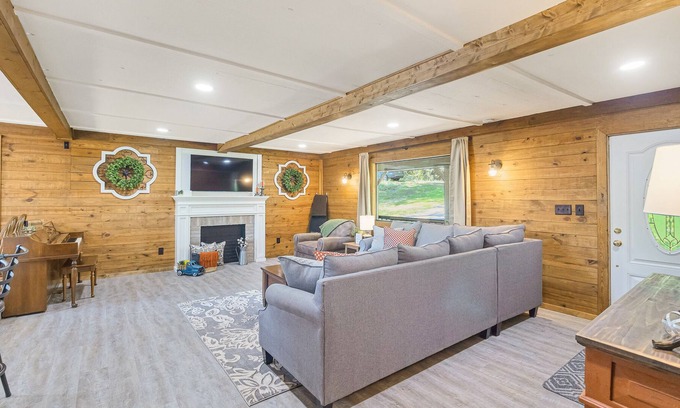 Wildwood Cabin | Secluded cabin near Chattanooga with W/D, AC & outdoor space - dog-friendly