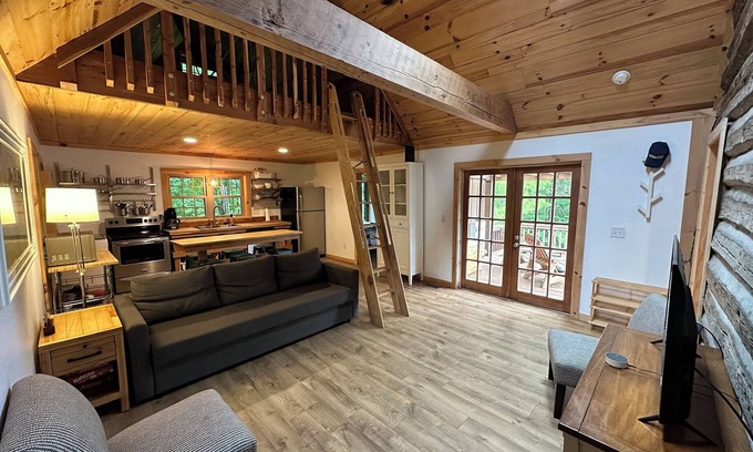 State Road Cabin | Secluded Cabin on Beautiful Riverside Farm