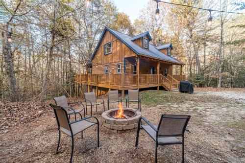 Helen House | Secluded Cabin with Hot-tub and Fire Pit in Cleveland, Georgia