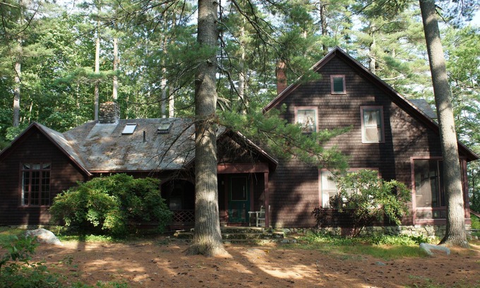 Raymond House | Secluded Classic Lakefront Cottage
