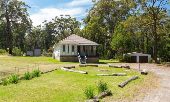 St. Georges Basin House | Secluded Cottage Surrounded by Eucalyptus Trees and Native Wildlife