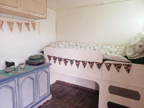 Welcombe House | Secluded converted horsebox Retreat in Welcombe