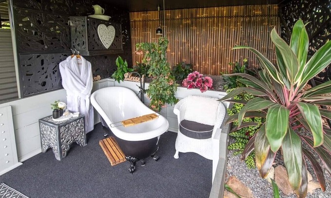 Yandina Creek House | Secluded Cottage with Mountain Views from Roll Top Bath