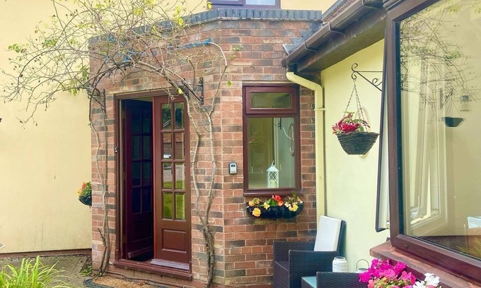 Tenbury Wells Cottage | Secluded Cottage, surrounded by Common Land. 10 minute walk to local country pub