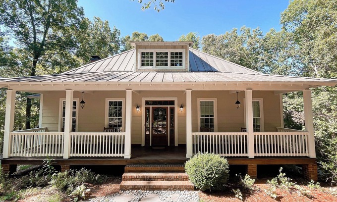 Dahlonega House | Secluded Cottage near Wineries and Wedding Venues