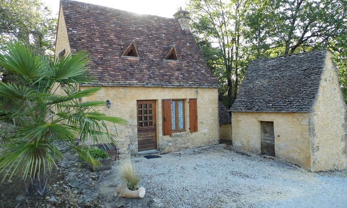 Sarlat-la-Caneda Cottage | Secluded Countryside House with Terrace & Garden, 1km from Sarlat Center