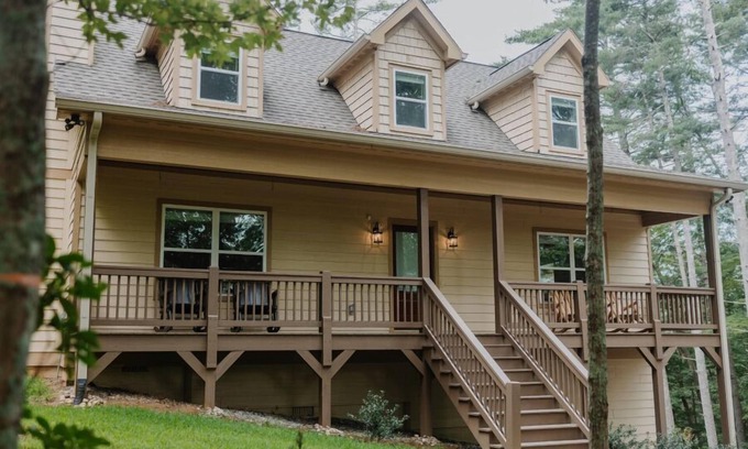 Dahlonega House | Secluded Creekside Cabin Heart of Dahlonega Wine, Weddings, and Adventure