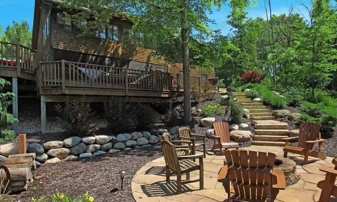Fennville House | Secluded dog-friendly cabin on 10 acres - hot tub & game room!