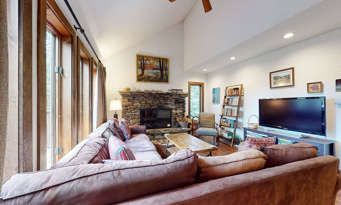 Plymouth House | Secluded dog-friendly home amongst the trees with sauna, Wii, & 2 scenic decks