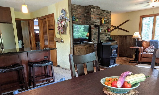 Waterbury House | Secluded Elbow Room in Stunning Foothills
