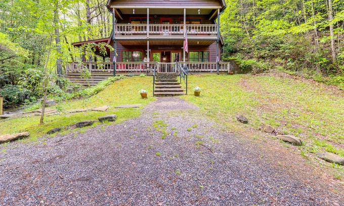 Hiawassee Cabin | Secluded Hiawassee Rental Cabin w/ Creek & Deck!