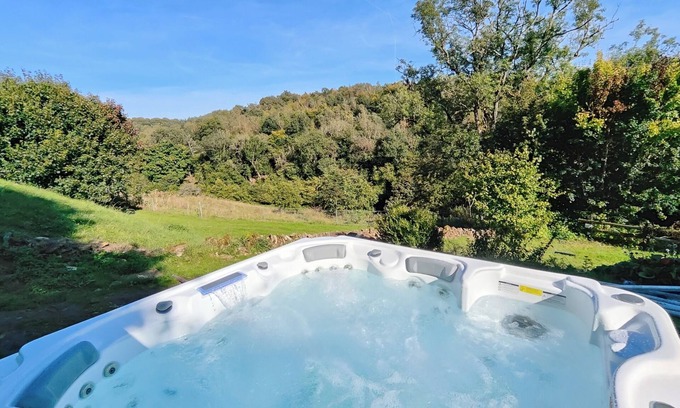 Frampton Mansell Cottage | Secluded holiday cottage in the heart of the Cotswolds with private hot tub.